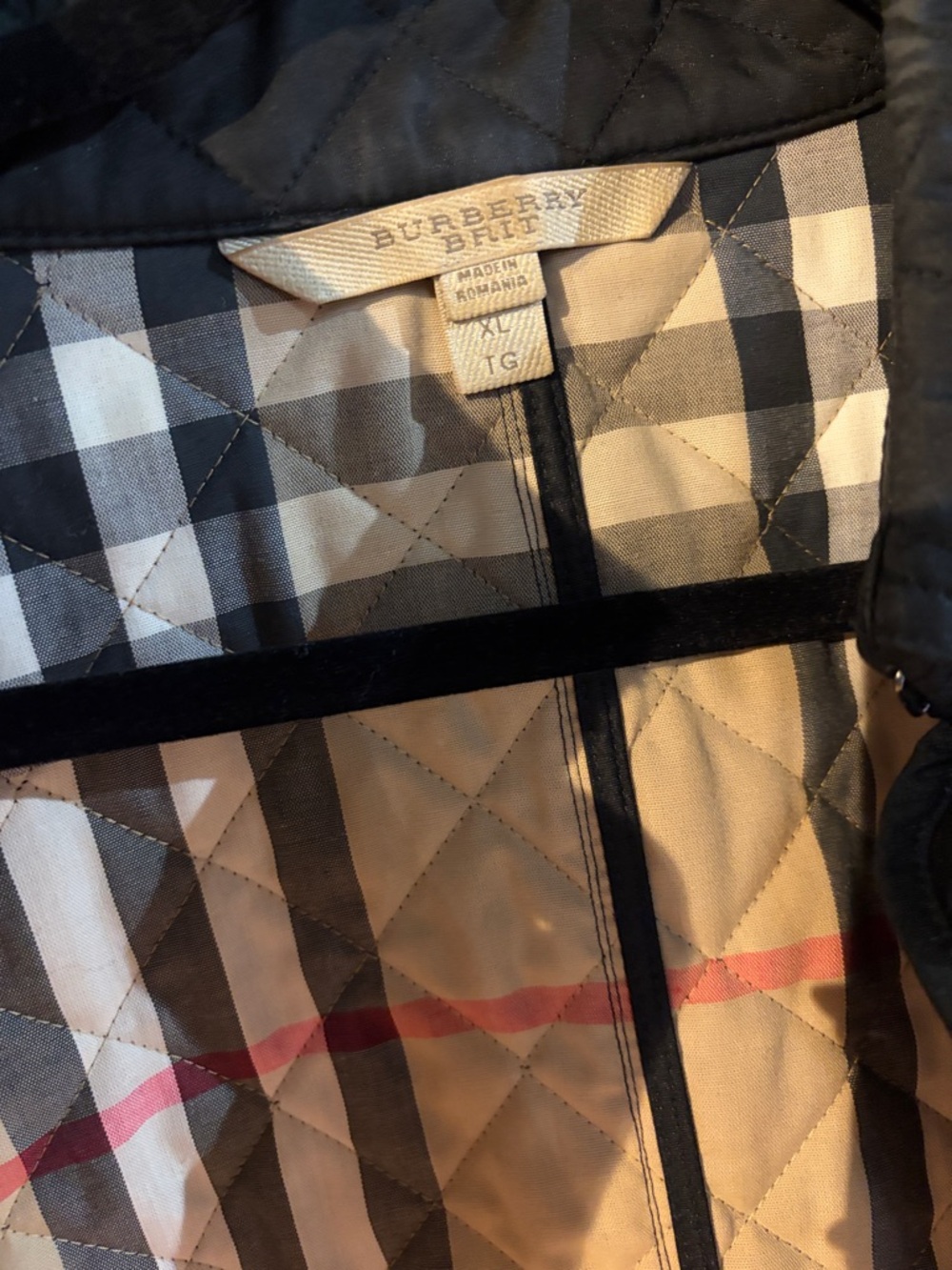 Burberry Black Quilted Lightweight Jacket with Signature Check Lining - Picture 2 of 3